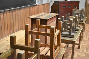 Fototapeta na wymiar 昭和初期の小学校の教室と机