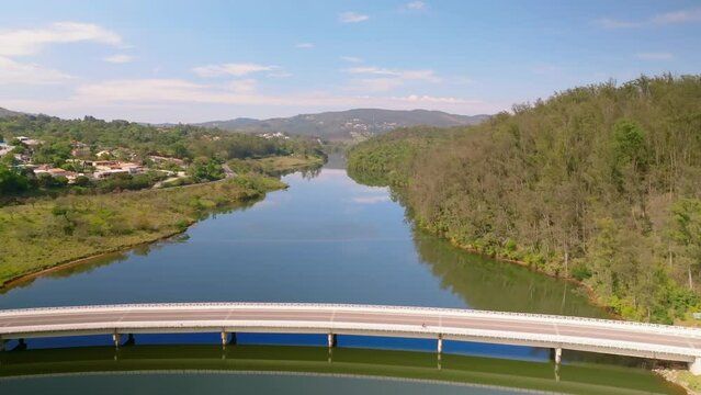 Filme a&eacute;reo da ponte que liga a cidade de mairipor&atilde; a franco da rocha, banhada pela represa que abastece S&atilde;o Paulo.