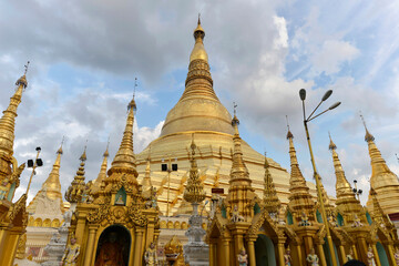 Im Abendlicht, Shwedagon Pagode, Yangon, Myanmar, Asien - obrazy, fototapety, plakaty