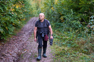 Obraz premium Nature photographer hiking in the forest