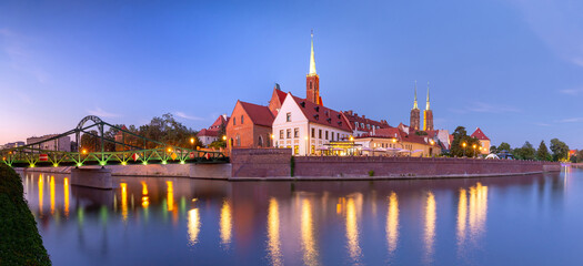 Obraz premium Old houses and towers on Tumski Island in Wroclaw.