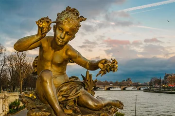 Photo sur Plexiglas Pont Alexandre III Genie aux coquillages sculpture