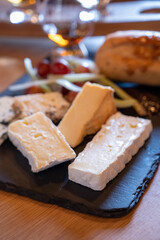Pairing of scotch whisky and farmers scottish cheeses cheddar, stilton, blue cheese, brie, tasting of whiskey and cheese in Edinburgh, UK