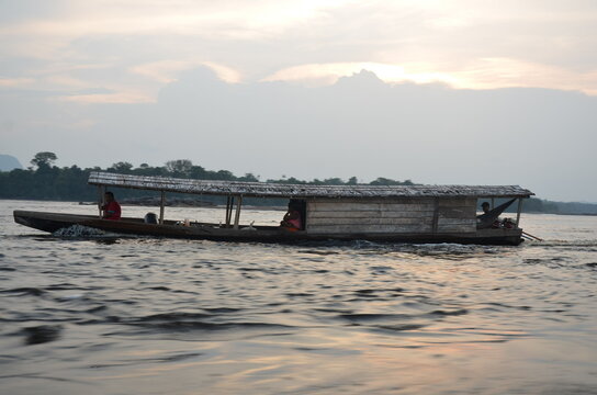 Canoa no rio negro, rio Solim&otilde;es, barco, ribeirinho, amazonas