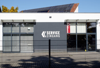 Symbolic image: service: notice on entrance to service department.