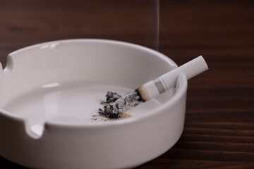 灰皿に残ったタバコの消し忘れ