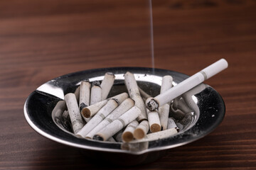 灰皿に残ったタバコの消し忘れ