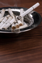 灰皿に残ったタバコの消し忘れ