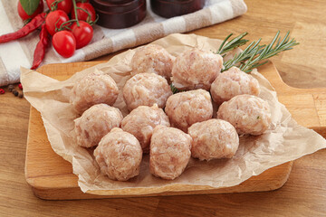 Raw chicken meatballs for cooking