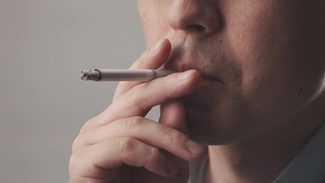 タバコを吸う男性の口元