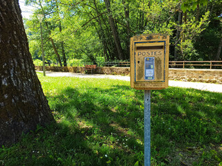 Boite &agrave; lettres isol&eacute;e &agrave; la campagne