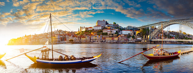 Vista panorámica del Viejo Oporto. La ciudad de Oporto y la Ribeira sobre el río Duero desde Vila Nova de Gaia, Portugal. - obrazy, fototapety, plakaty