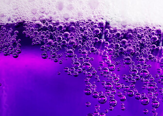 Detalle de burbujas y bebidas de lujo. Fondo abstracto líquido y burbujas en tono violeta.