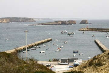Fototapeta na wymiar Le petit port de pêche de Sagres dans l'Algarve au Portugal