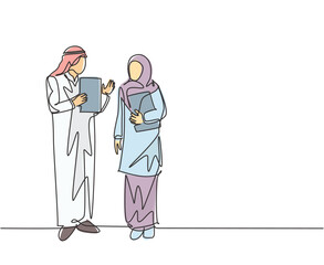 One single line drawing of young muslim manager deliver a job briefing to the female employee. Saudi Arabia cloth shmag, kandora, headscarf, ghutra. Continuous line draw design vector illustration