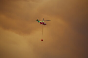 Un helicoptero ayudando extinquir un fuego