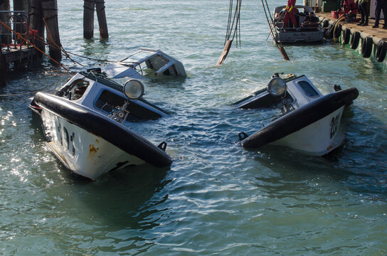Due vaporetti affondati a Venezia dopo l'acqua alta straordinaria di novembre 2019 a Venezia