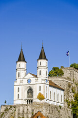 Obraz premium Aarburg, Kirche, Festung, Aare, Fluss, Altstadt, Altstadthäuser, Flussufer, Uferweg, Aargau, Zofingen, Herbst, Herbstsonne, Herbstfarben, Schweiz