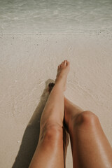 Kobiece nogi na plaży