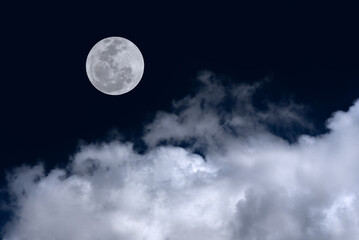 Fototapeta na wymiar Full moon with clouds in the sky.