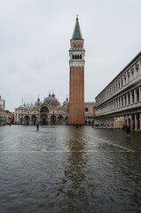 Il campanile di Piazza San Marco a Venezia si riflette nell'acqua alta che invade il pavimento della piazza