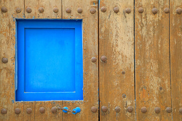 puerta de madera marrón vieja con ventana pintada de azul mediterráneo almería cabo de gata 4M0A2421-as22 - obrazy, fototapety, plakaty