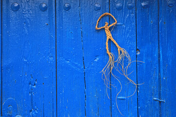 almería indalo de esparto sobre puerta azul de madera vieja cabo de gata mediterráneo 4M0A2434-as22 - obrazy, fototapety, plakaty