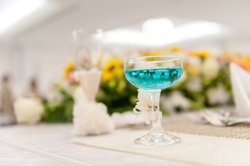 ブルーの乾杯酒　ワイングラス　結婚披露宴