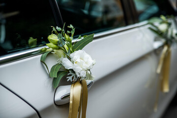 samochód ślub wesele kwiaty para młoda - obrazy, fototapety, plakaty