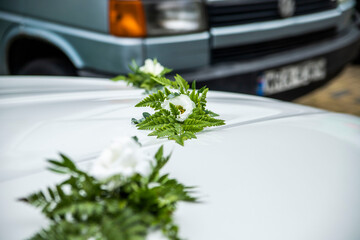 samochód ślub wesele kwiaty para młoda - obrazy, fototapety, plakaty
