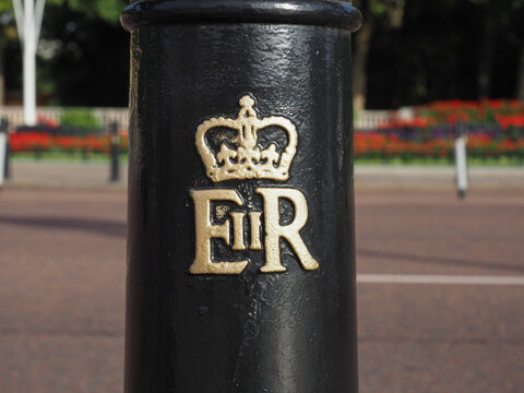 EIIR Queen cypher in London