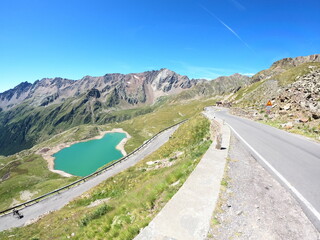 strada su lago tra le montagne