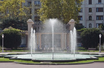 Fuente con cinco chorros de agua y rodeada de árboles en el Parque de Doña Casilda en Bilbao