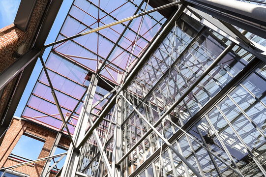 Euratechnologie Lille France incubateur start up technologie enseignement apprentissage emploi structure metal verre