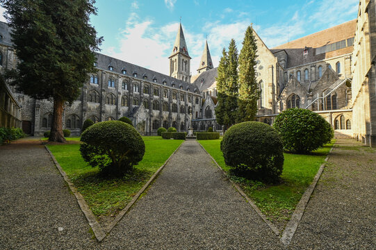 Belgique Wallonie Maredsous abbaye monastere eglise religion tourisme patrimoine architecture cour interieure