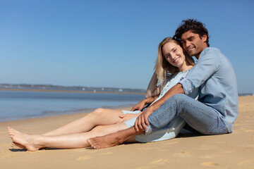 beach couple on romantic travel honeymoon vacation