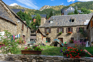 Sommerurlaub in den spanischen Pyrenäen: Schönes historisches altes Dorf Bagergue, Provinz Lleida - obrazy, fototapety, plakaty