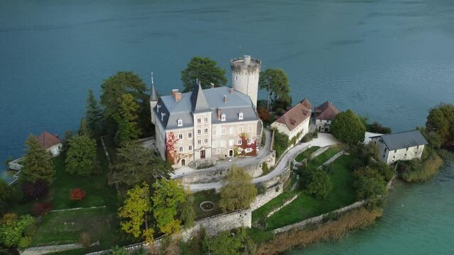 Ch&acirc;teau de Duingt mit Blick auf Berge