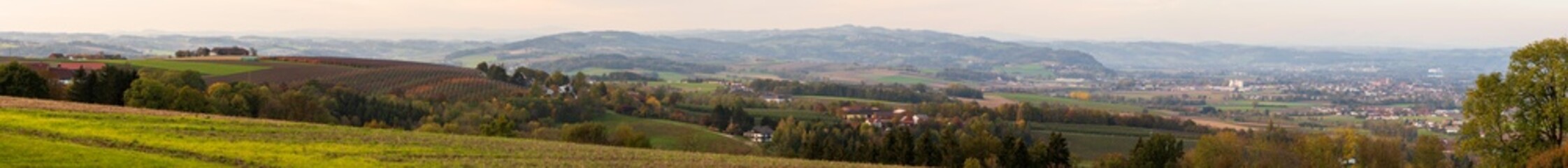 Fototapeta premium Eferdinger Becken Panorama im Herbst in Oberösterreich 