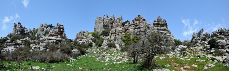 Fototapeta na wymiar Panorámica de El Torcal de Antequera, paisaje kárstico en un paraje natural patrimonio mundial de la UNESCO.