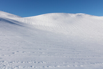 Fototapeta na wymiar couche de neige sur des collines en altitude en hiver