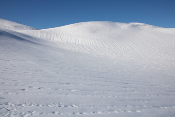 Fototapeta na wymiar couche de neige sur des collines en altitude en hiver