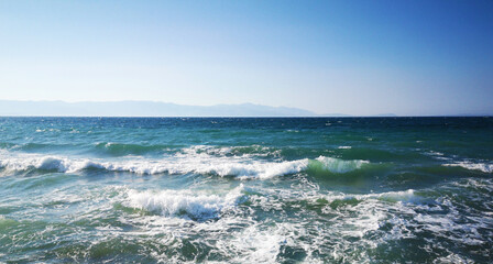 Fototapeta na wymiar waves on the sea and blue sky view