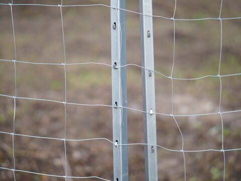 Privat - Maschendrahtzaun steckt Grundst&uuml;cksgrenze ab