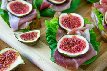  Kanapki z sałatą, szynką dojrzewającą i figami
