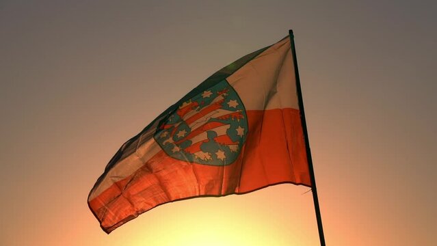 Flagge/Fahne Freistaat Th&uuml;ringen im Wind bei Sonnenuntergang
