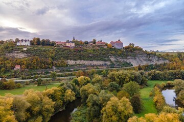 Fototapeta premium Luftbild der Dornburger Schlösser nahe Jena mit Saale im Herbst