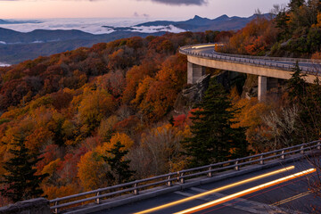 Fototapeta premium Traffic Streaks Across The Linn Cove Viaduct