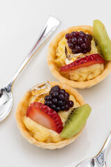 dessert decorated with strawberries, blackberries and pastry cream, wallpaper of elegant plates with spoons, appetizer in restaurant, fresh fruits and pastry