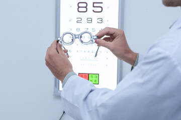 Image of an optometrist holding a messbrille in an ophthalmology clinic.